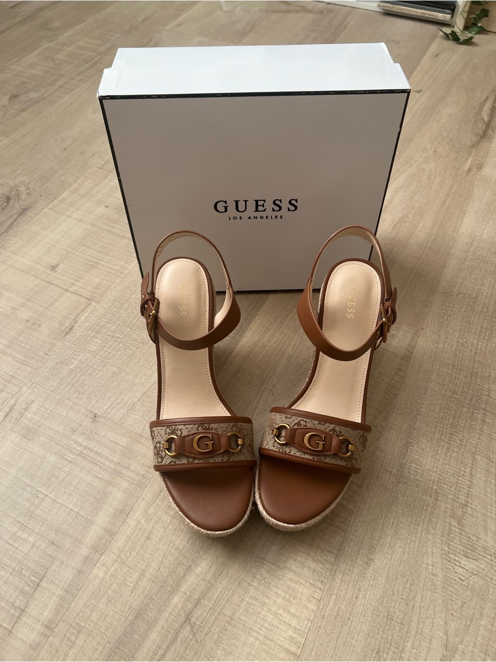 NWT GUESS Brown Leather Logo Platform Sandals